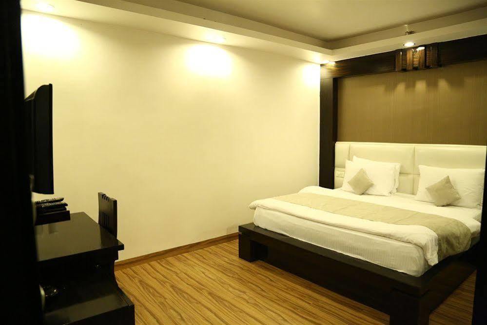 Hotel Elegance New Delhi Exterior photo